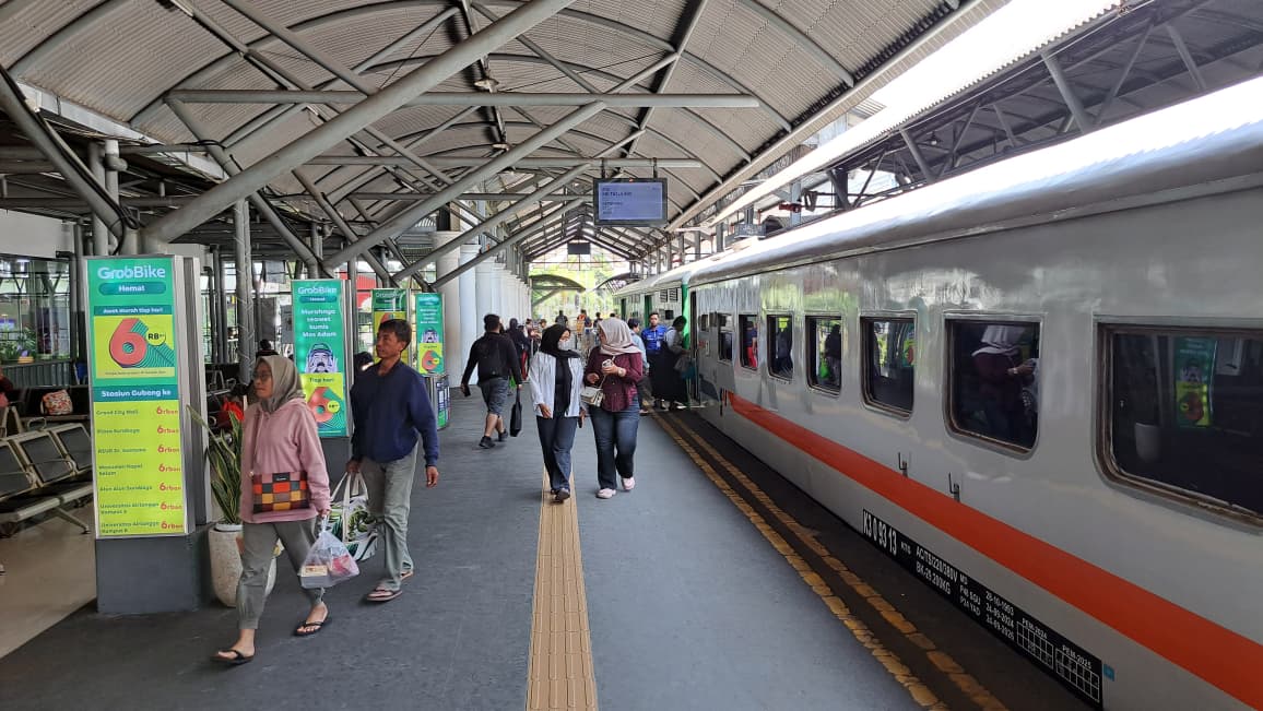 Keramaian penumpang di Stasiun Surabaya Gubeng. (RAHMAT SUDRAJAT/RADAR SURABAYA)