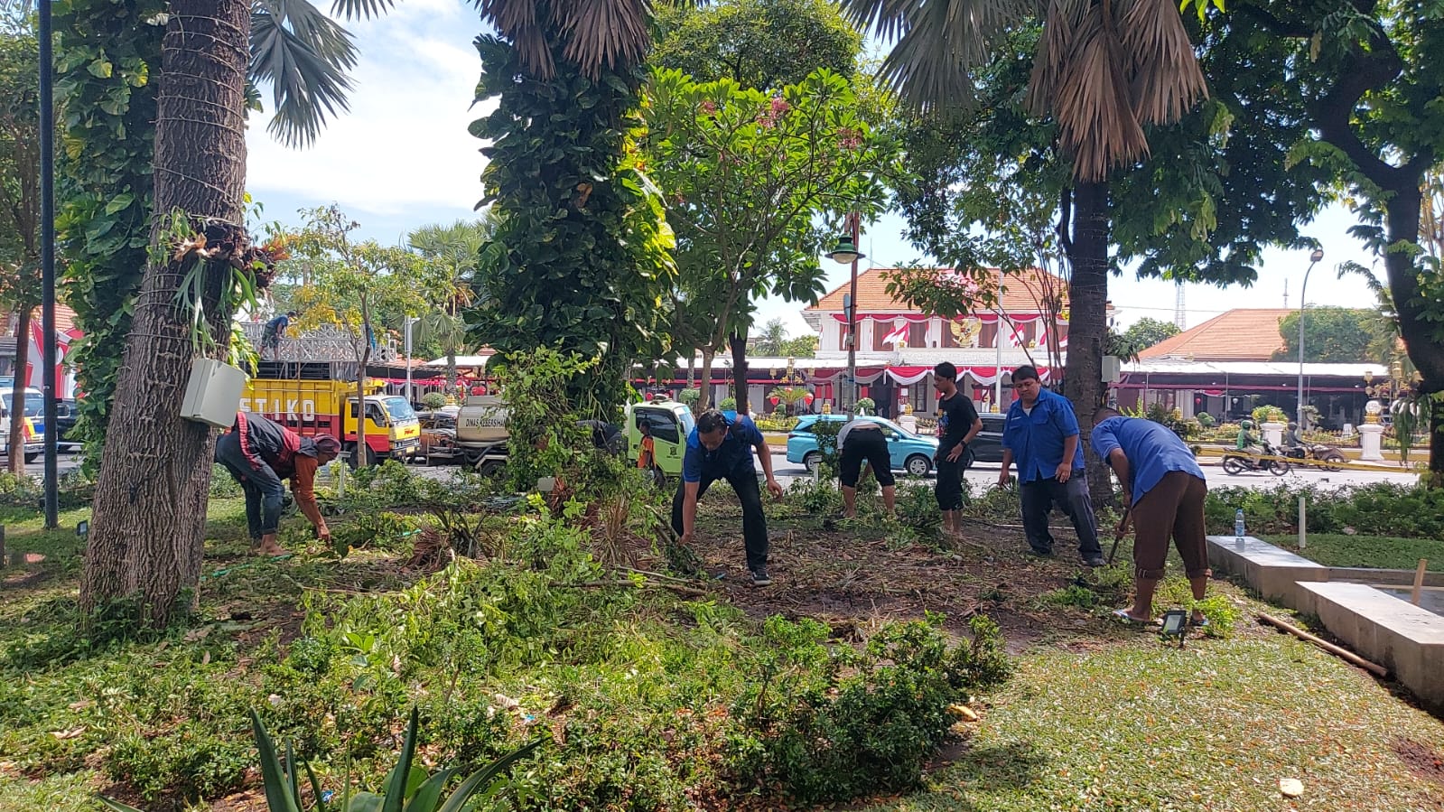 Perbaikan taman yang rusak di depan Grahadi Surabaya. (IST)