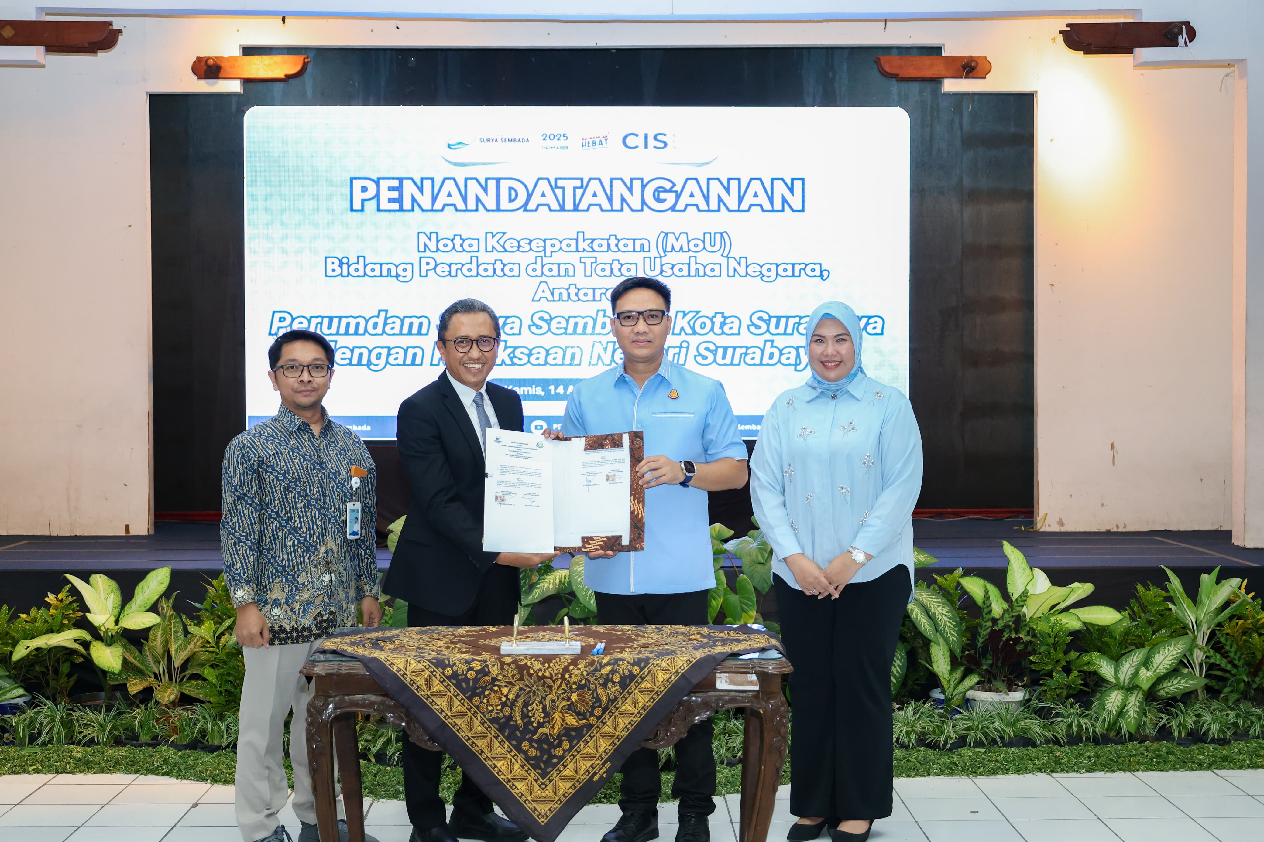 Penandatanganan nota kesepahaman PAM Surya Sembada Surabaya dengan Kejari Surabaya dan Kejari Tanjung Perak. (*)