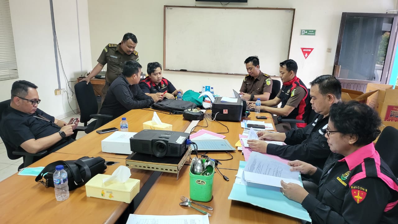 DIPERIKSA: Kejati Jatim menggeledah empat lokasi terkait dugaan korupsi pengelolaan jasa kepelabuhanan.(IST/RADAR SURABAYA)