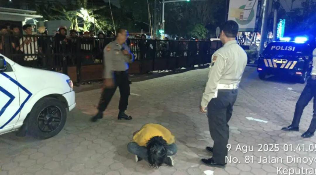 DIAMANKAN: Pelaku begal motor R Laksono saat diamankan Polsek Tegalsari. Ia mengaku polisi dan menuduh korbannya membawa narkoba. (IST/RADAR SURABAYA)