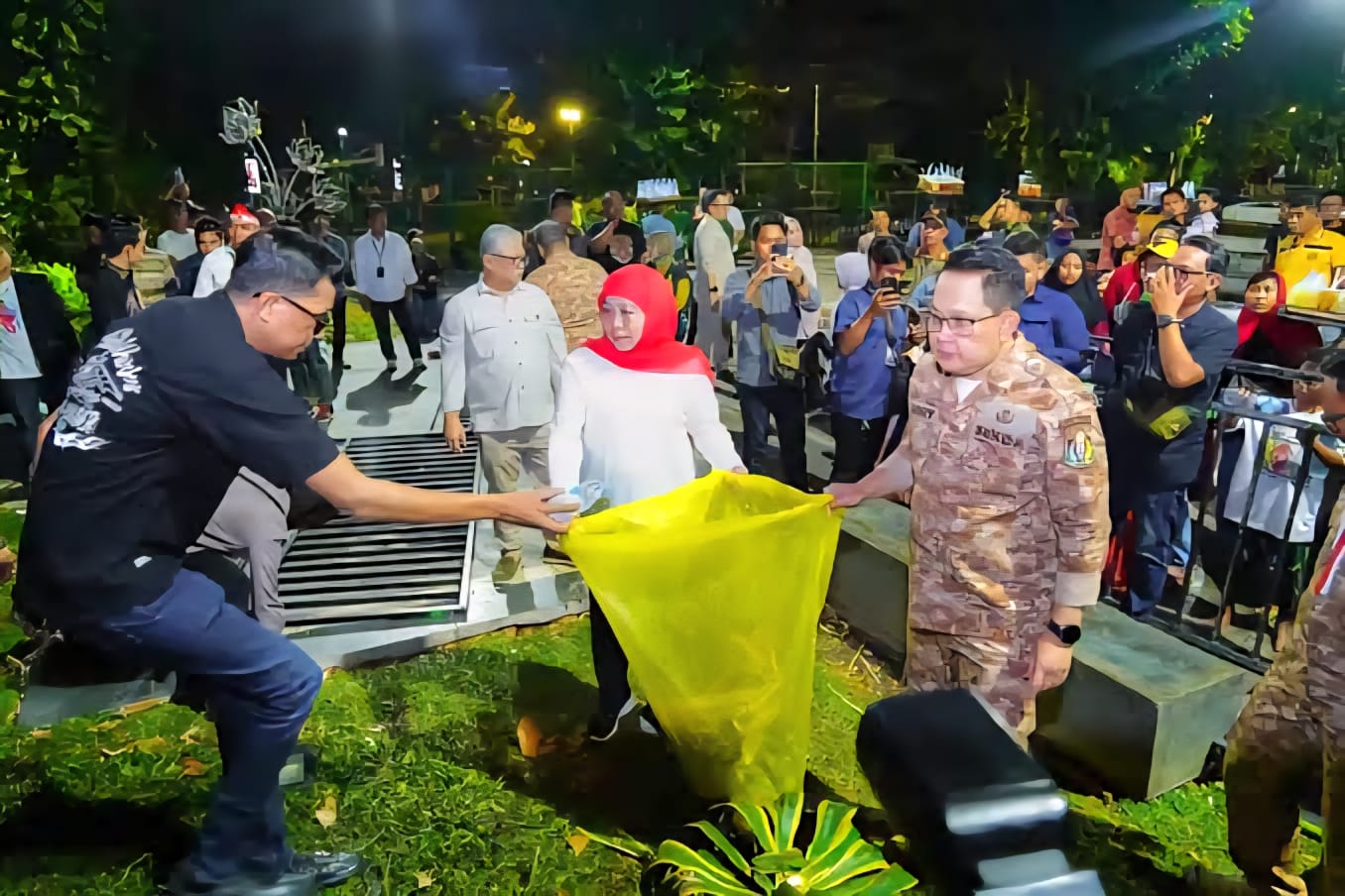 Usai pesta rakyat HUT RI di Grahadi, Gubernur Jatim Khofifah turun tangan membersihkan Taman Apsari bersama staf pemprov.