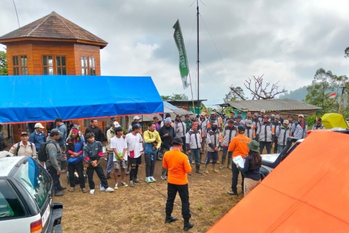 Tim SAR terus menyisir Gunung Bhutak untuk mencari Chamdan Salman Alfarizi, pendaki asal Sidoarjo yang hilang sejak Sabtu malam.