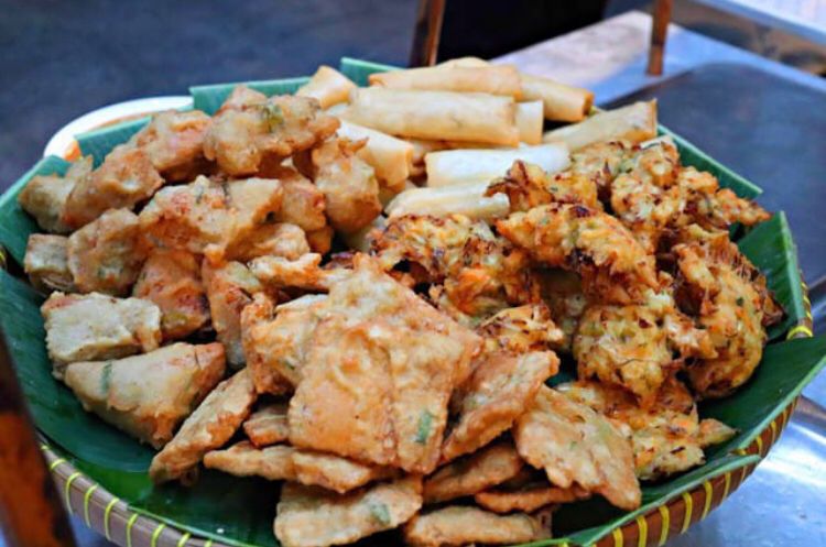 Meski lezat dan populer, gorengan mengandung zat karsinogenik berbahaya. Konsumsi berlebihan dapat memicu kanker, obesitas, hingga diabetes.
