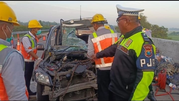 Kecelakaan maut, Wuling tabrak truk muatan tepung di Tol Jombang