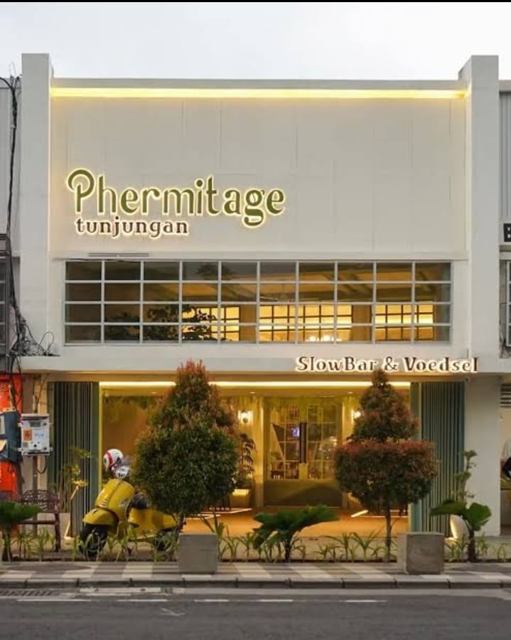 Kebijakan larang parkir di tepi jalan umum (TPU) berdampak pada omzet kafe dan resto.