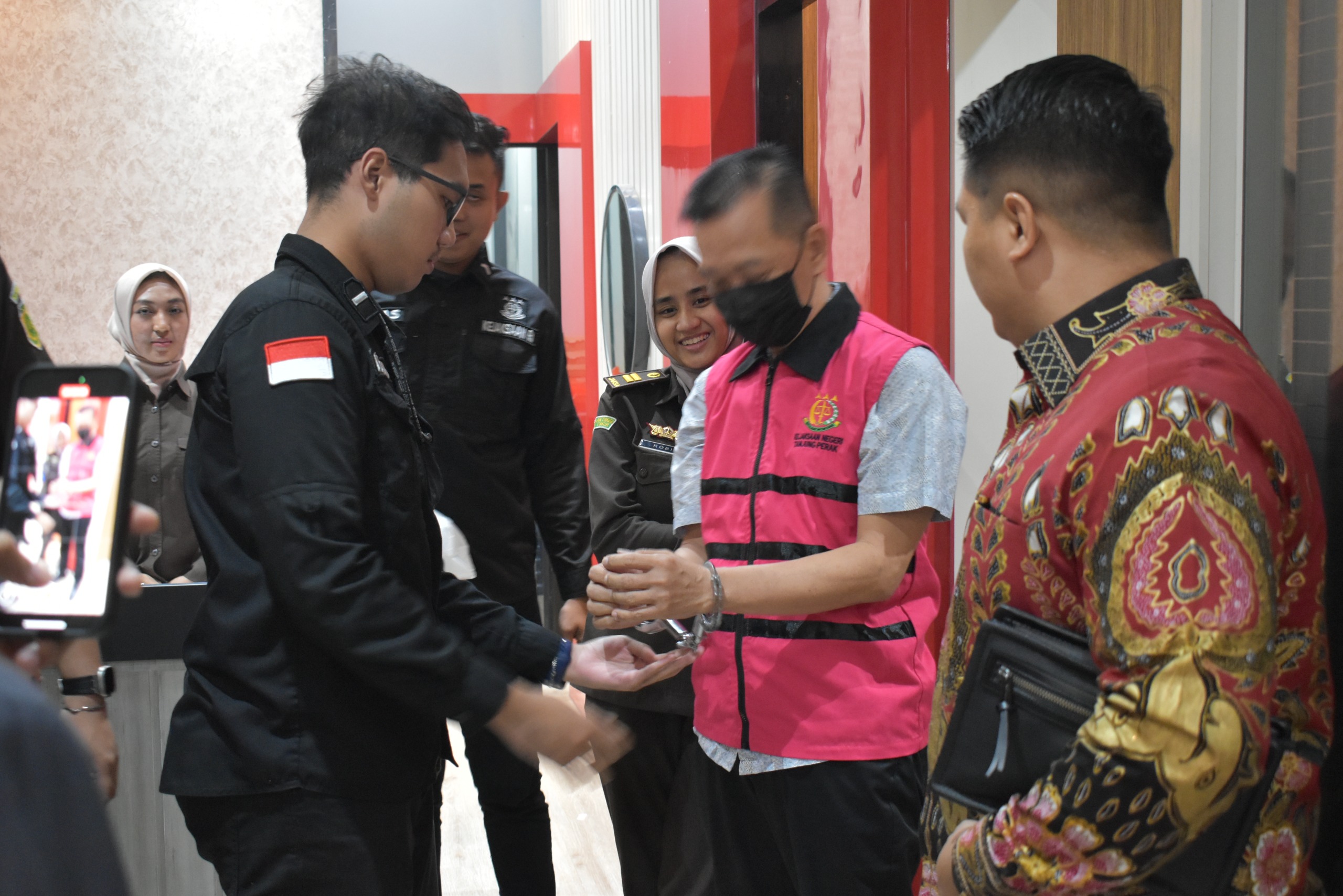 DIRINGKUS: Tersangka MK saat ditahan Kejari Tanjung Perak. Komisaris sebuah perusahaan di Surabaya ini diduga terlibat kasus korupsi pembiayaan bank BUMN. (IST/RADAR SURABAYA)