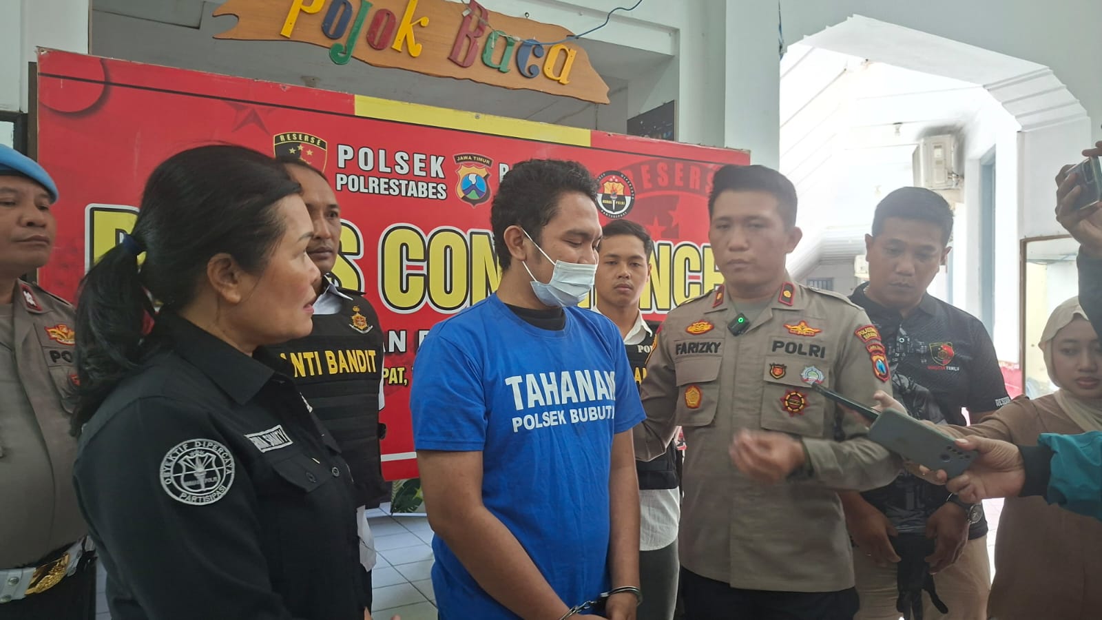 DITANGKAP: Pelaku penipuan yang membawa kabur motor kenalannya di mal kawasan Surabaya Utara akhirnya ditangkap Polsek Bubutan. (MAHRUS/RADAR SURABAYA)