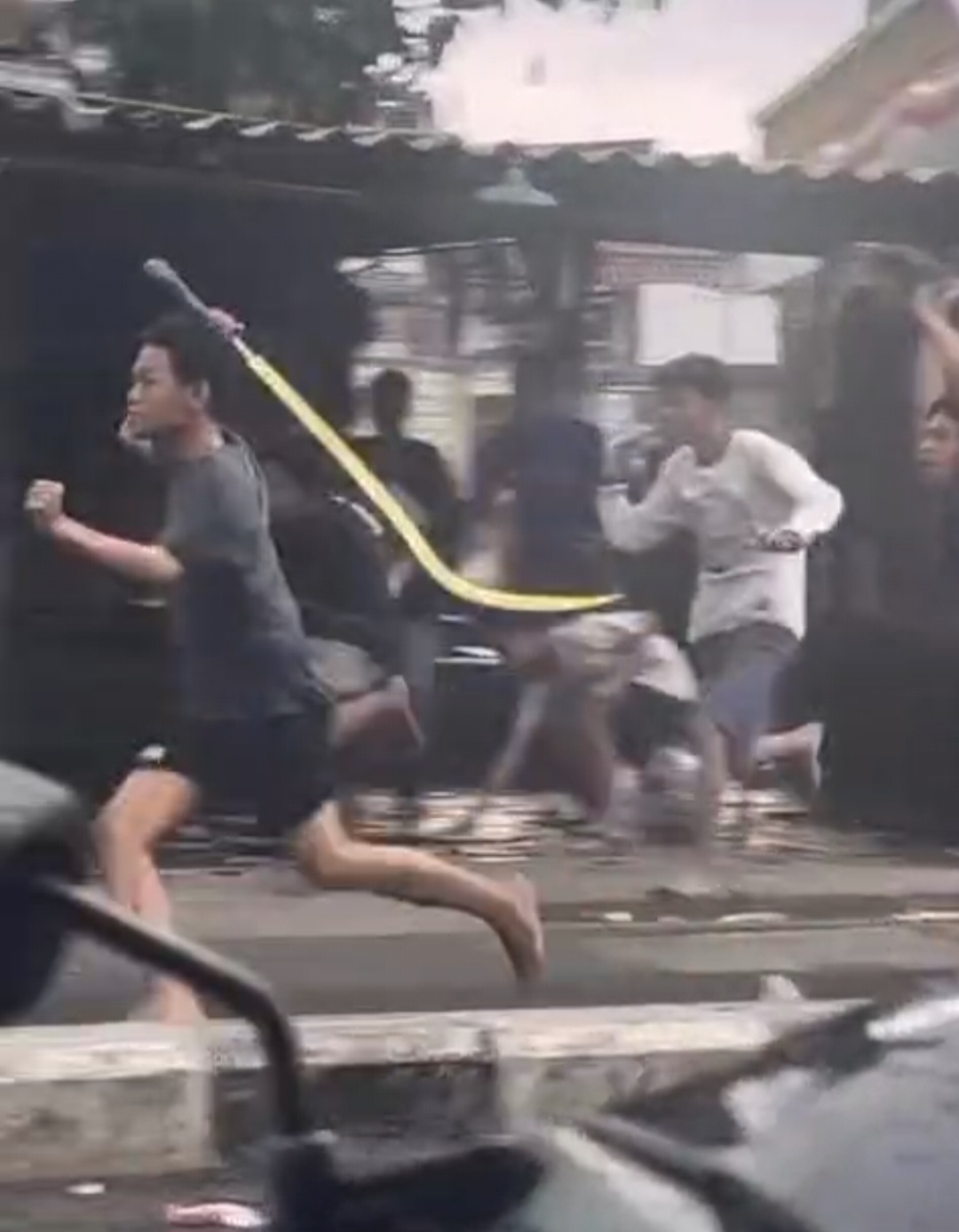 SALING SERANG: Video tawuran dua kelompok remaja di Jalan Kedungmangu Masjid, Surabaya. Dua tersangka ditangkap Satreskrim Polres Pelabuhan Tanjung Perak. (IST/RADAR SURABAYA)