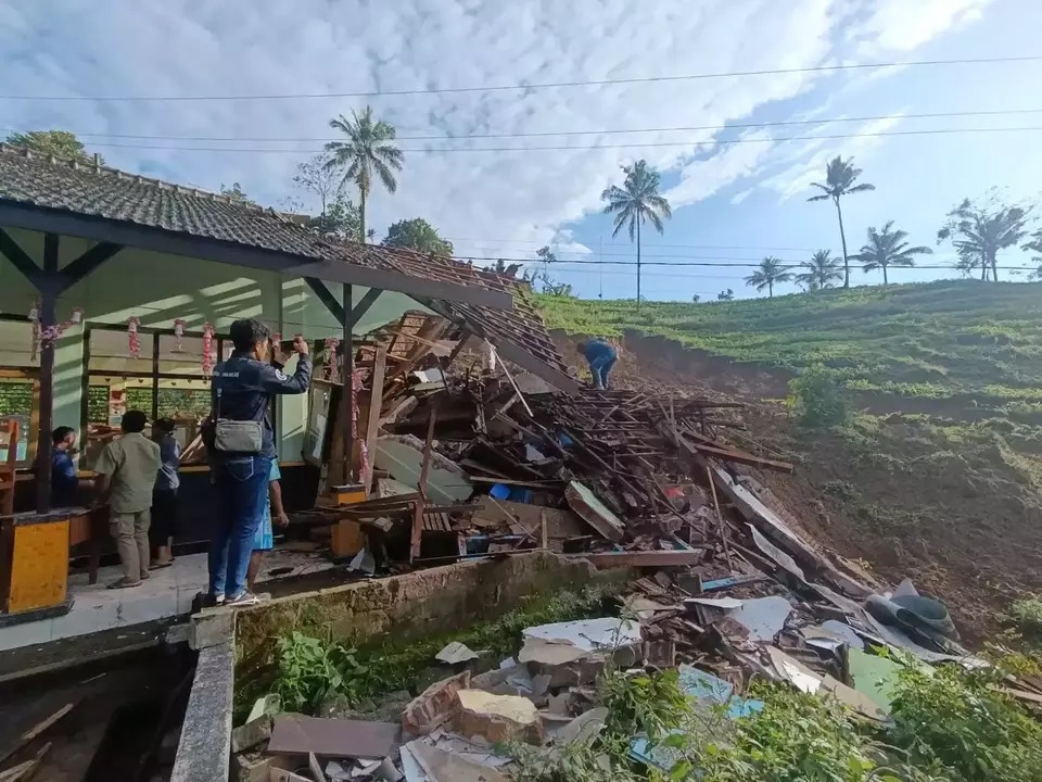 Longsor terjang SDN 2 Kradinan, Tulungagung. Tiga ruang rusak dan ribuan buku hingga dokumen guru tertimbun material tanah.