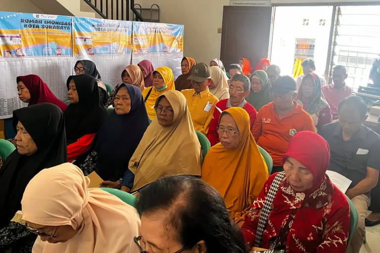 50 lansia Surabaya antusias ikuti edukasi kesehatan dan self hypnosis dari Poltekkes Kemenkes untuk hidup sehat dan bahagia.