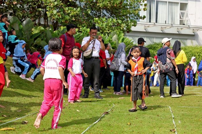 BAHAGIA: Anak-anak Surabaya bermain permainan tradisional di Festival Anak Indonesia Hebat di Lagoon Avenue Mall Sungkono, Selasa (19/8).