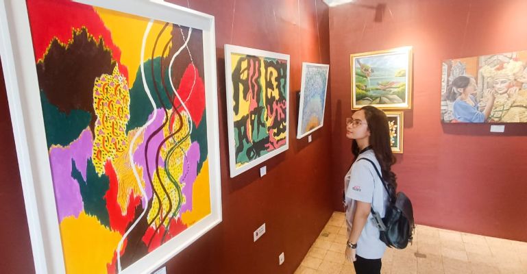 MERAJUT ASA: Pengunjung mengamati lukisan yang dipamerkan di Galeri Merah Putih, Komplek Alun-Alun Kota Surabaya, dalam pameran seni rupa yang bertajuk Merajut Asa, Selasa (19/8).