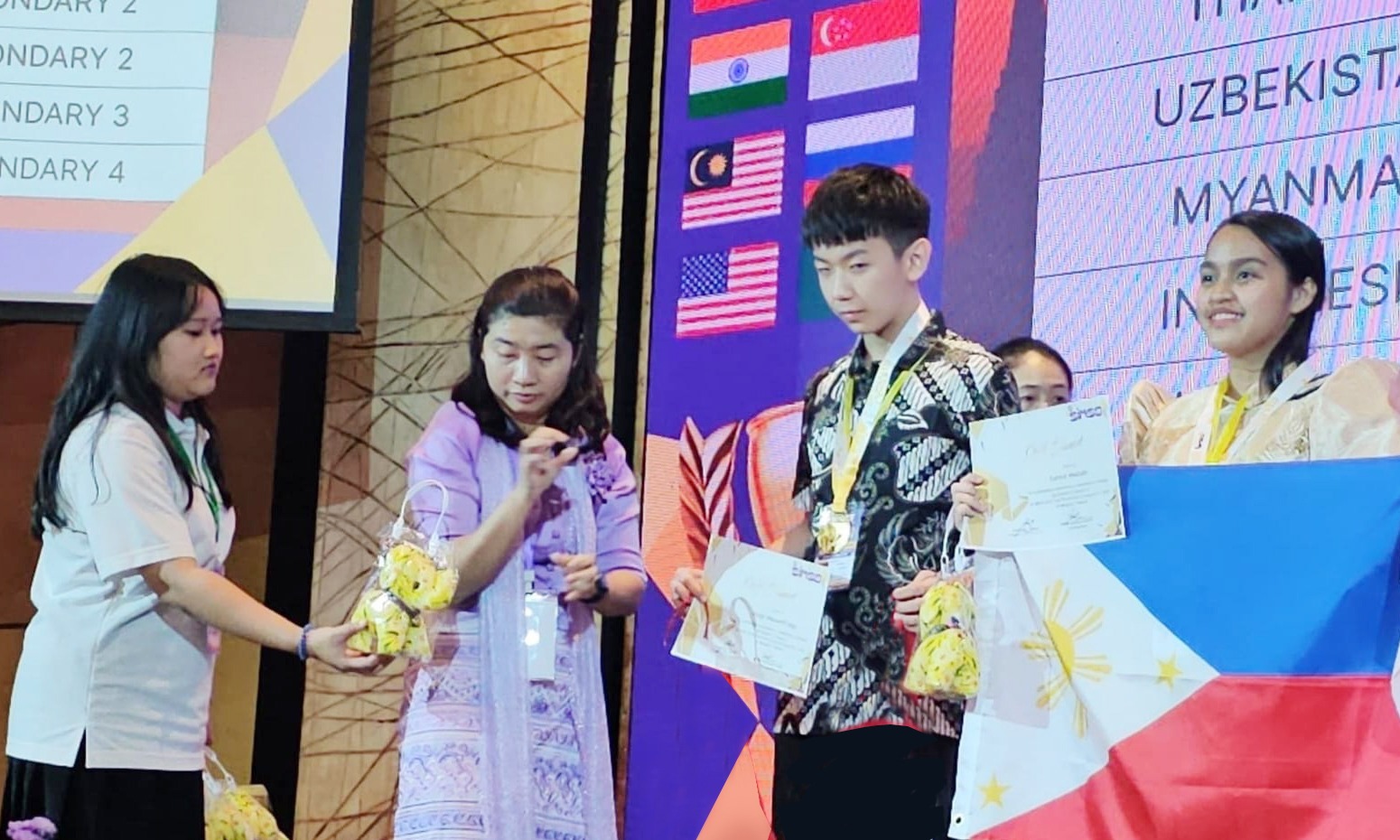 EMAS: Hugo Maxwell Iago (tengah) berdiri gagah di podium penghargaan setelah meraih medali emas pada Siam International Math & Science Olympics (SIMSO) 2025 di Bangkok, Thailand.(IST/RADAR SURABAYA)