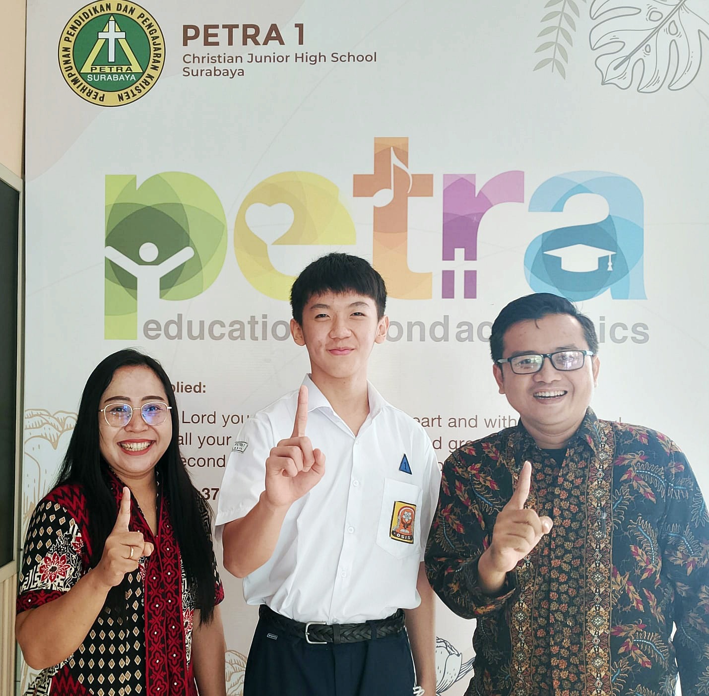 PRESTASI GEMILANG: Hugo Maxwell Iago bersama Eva Zahora, Kepala SMP Kristen Petra 1 Surabaya (kiri) dan Erato Dido Evandra, Wali Kelas IX (kanan).(INDRA WIJAYANTO/RADAR SURABAYA)
