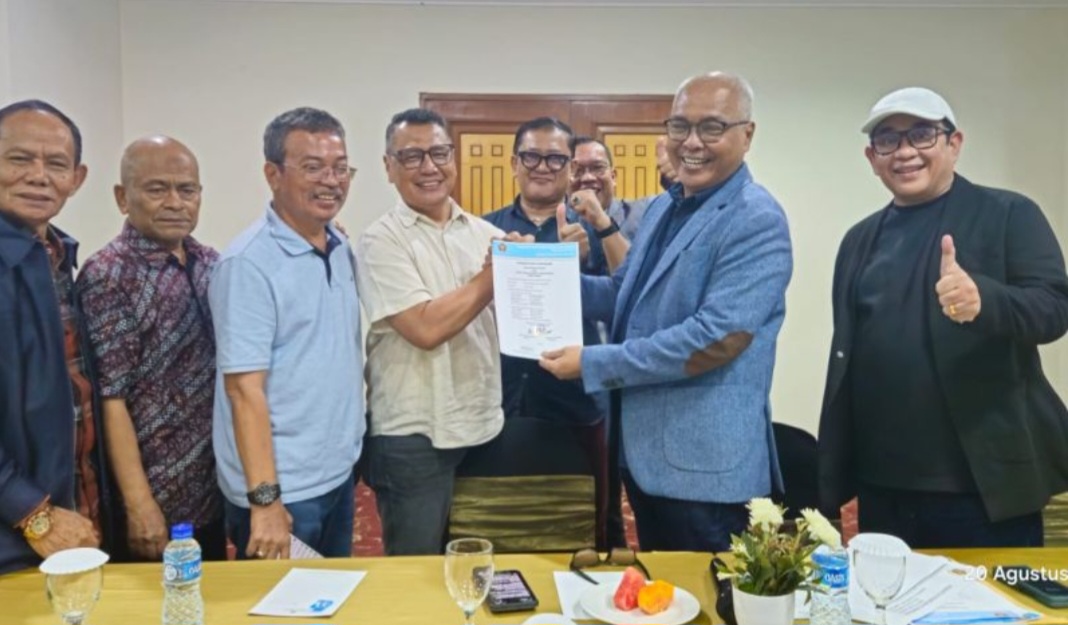 Akhmad Munir (kedua kanan), mengantongi dukungan mayoritas dengan sedikitnya 20 PWI daerah.
