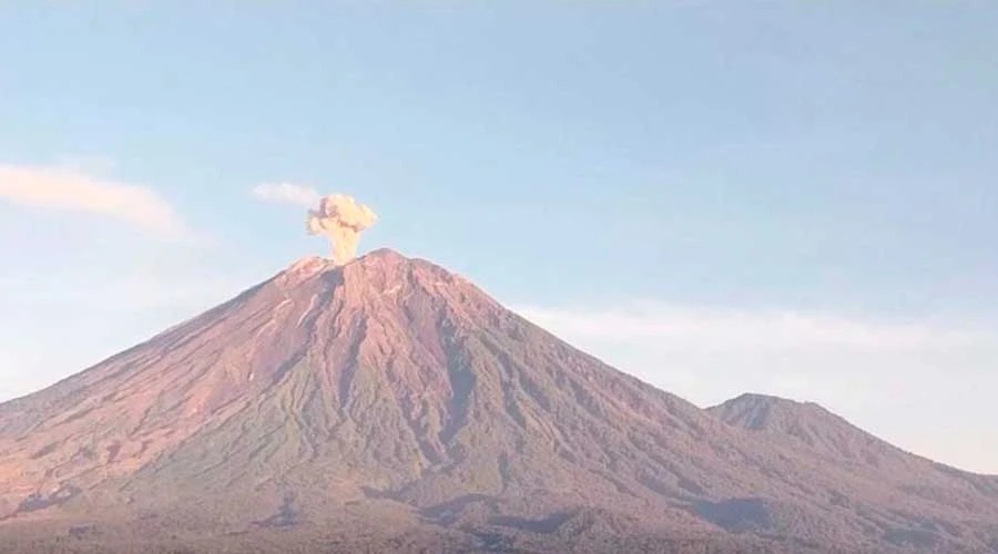 Gunung Semeru erupsi empat kali, kolom abu capai 1 km. Warga diminta waspada dan ikuti arahan PVMBG.