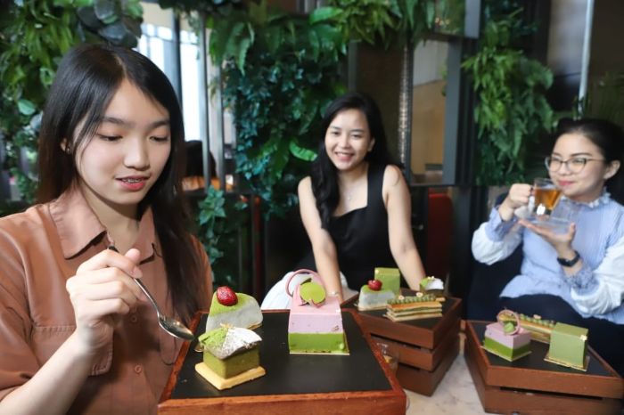 NIKMAT: Theresia Levi Tania (kiri) bersama teman-temannya menikmati matcha cake di Four Points By Sheraton Surabaya Tunjungan Plaza, Rabu (20/8). Matcha cake saat ini menjadi kue yang tengah naik daun