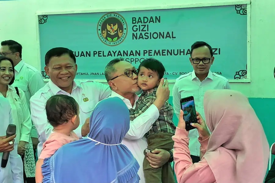 Menko Zulhas meninjau program MBG di Wonocolo Surabaya. (IST)