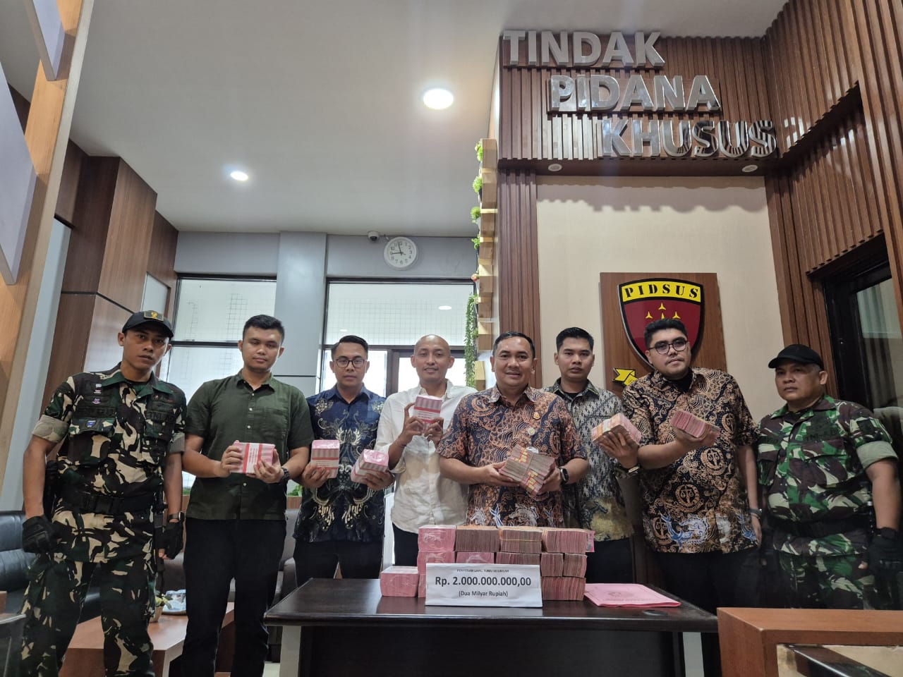 TUMPUKAN: Kejari Tanjung Perak, Surabaya, memamerkan uang Rp 3,5 miliar yang disita dari tersangka MK. (IST/RADAR SURABAYA)