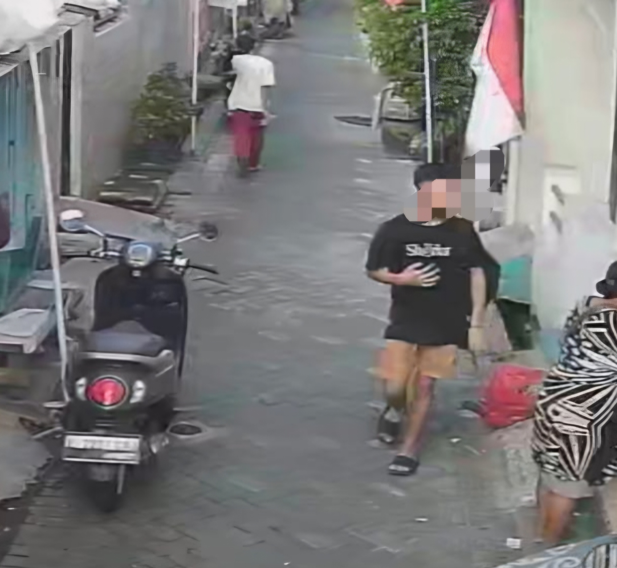TEREKAM : Terduga pelaku pembobol kotak amal di musala Jalan Kapasari Pedukuhan VI, Surabaya.(IST/RADAR SURABAYA)