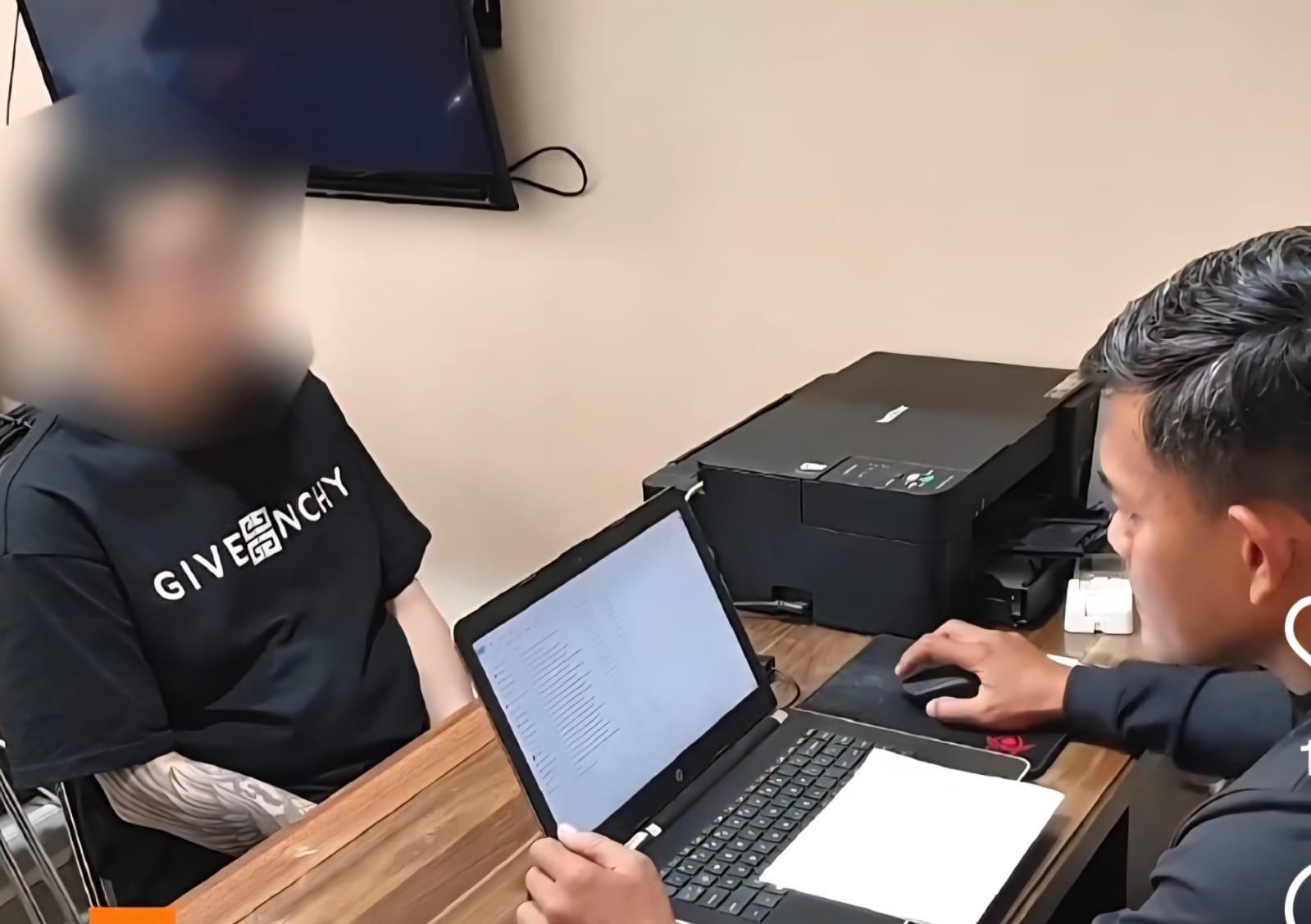 DIGIRING : Pelaku KDRT AAS diamankan Unit PPA Satreskrim Polrestabes Surabaya. AAS terekam CCTV menganiaya sang istri di depan anaknya. (IST/RADAR SURABAYA)