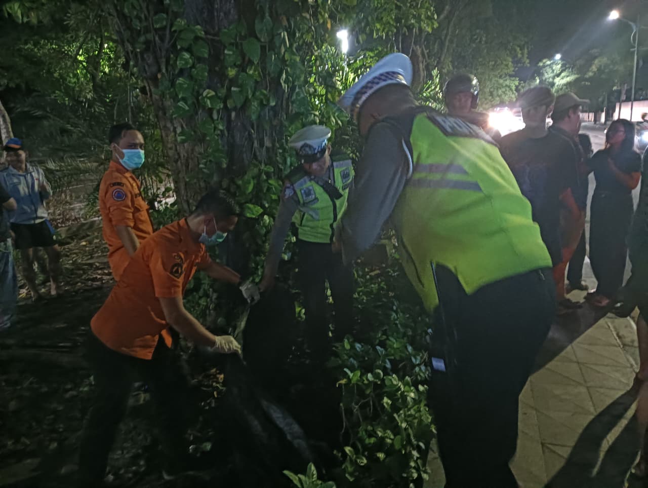 EVAKUASI: Kondisi pengendara motor Kawasaki Ninja Mr X meninggal dunia usai kecelakaan dengan motor Vespa di Jalan Diponegoro, Surabaya, Kamis malam (21/8). (IST/RADAR SURABAYA)