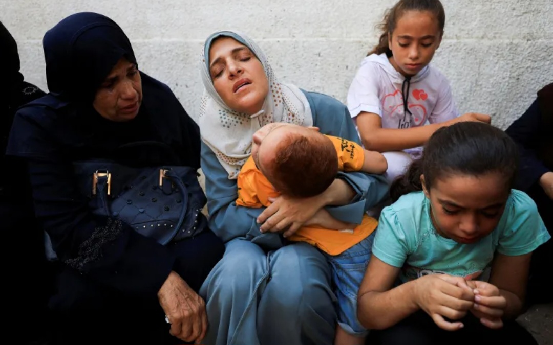Para pelayat bereaksi saat pemakaman warga Palestina yang tewas akibat serangan Israel saat mencoba menerima bantuan, di Rumah Sakit al-Shifa, Kota Gaza [Dawoud Abu Alkas/Reuters]