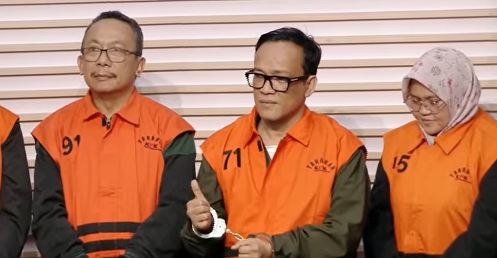 Wamenaker Immanuel tampil dengan borgol dan rompi oranye di KPK, acungkan jempol 2 kali ke arah media.