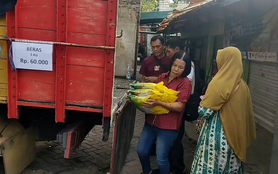 Warga membeli beras murah di Dukuh Kupang, Surabaya. (RAHMAT SUDRAJAT/RADAR SURABAYA)