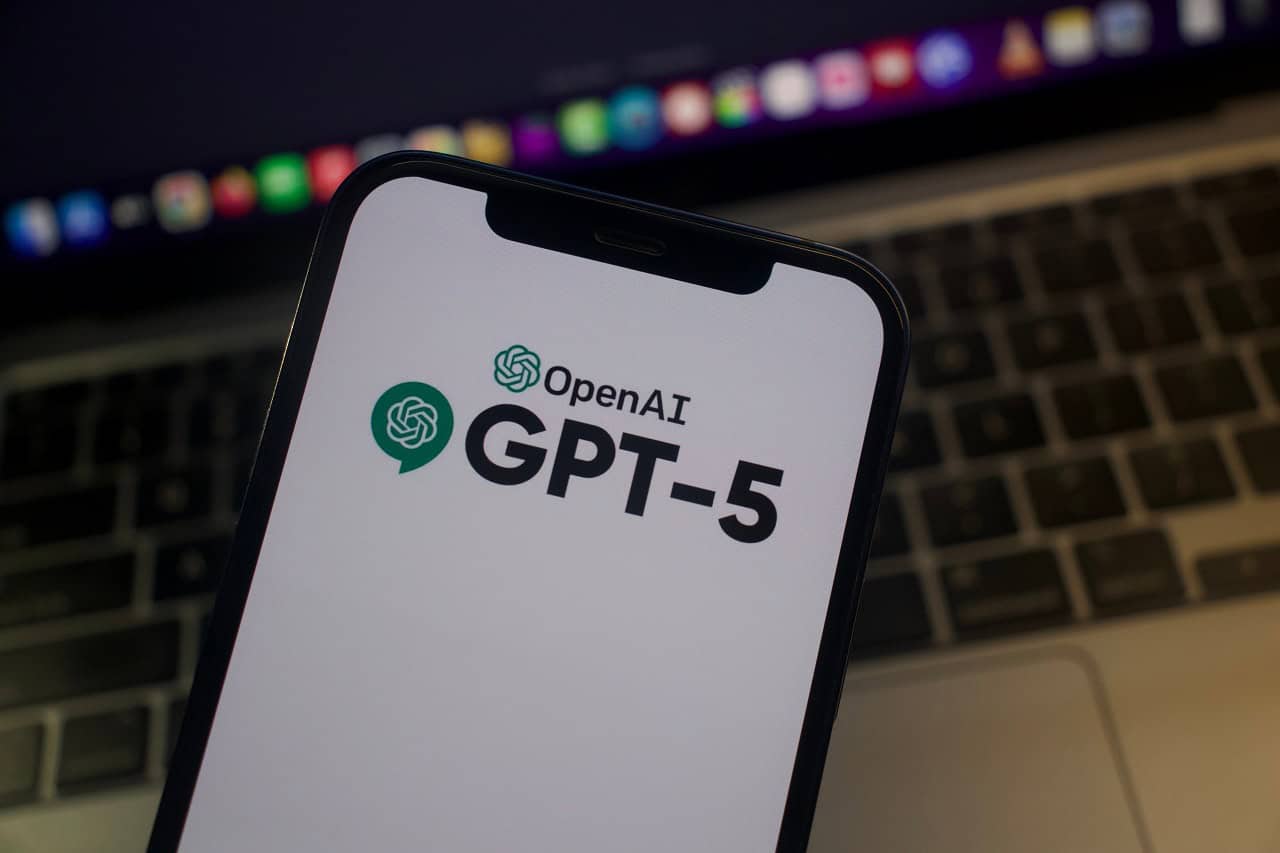 Ilustrasi server pusat data OpenAI yang menopang GPT-5, model AI dengan konsumsi energi setara dua PLTN.