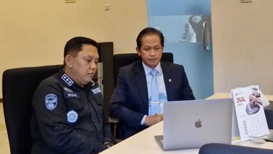 Menteri LH Hanif Faisol meninjau pabrik udang di Serang usai temuan radioaktif, produksi dihentikan demi keamanan.