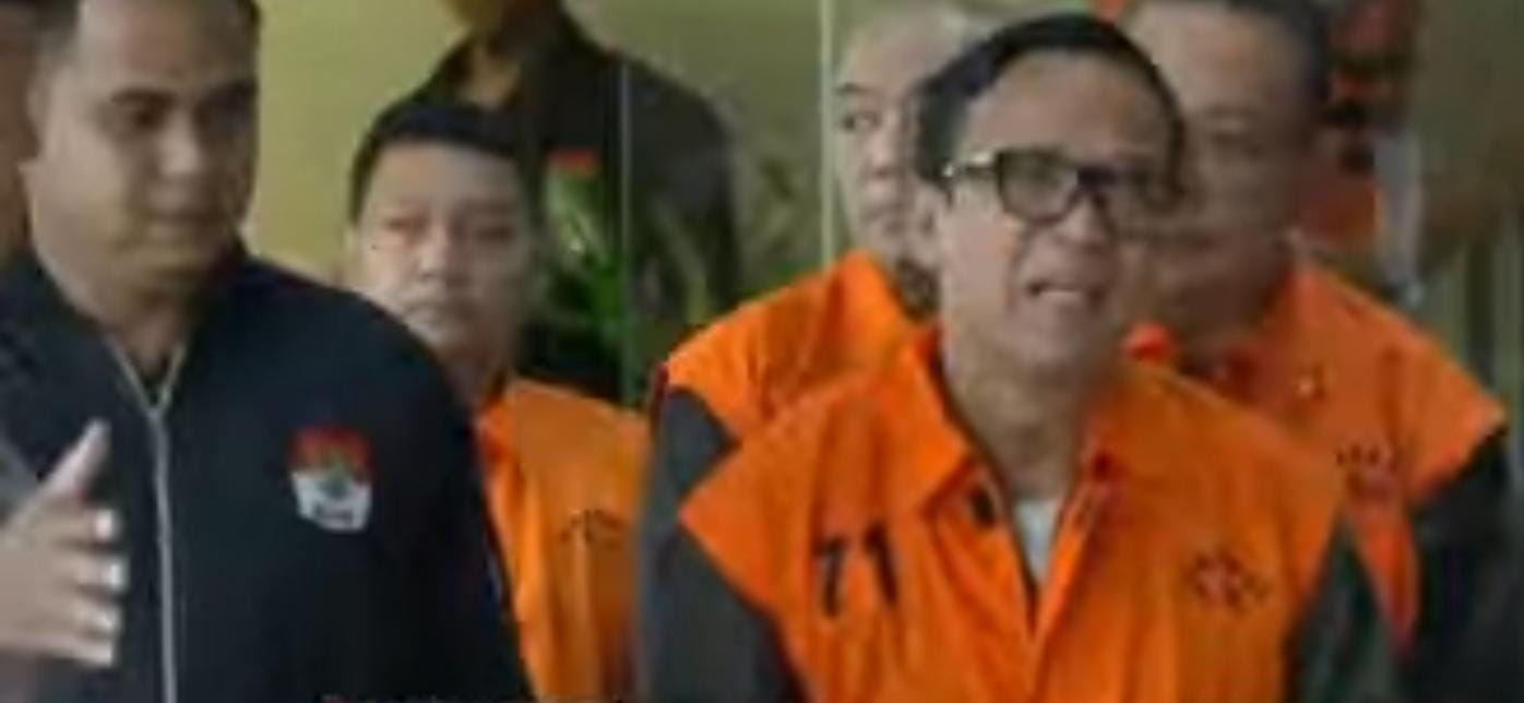 Immanuel Ebenezer tampak menangis saat dibawa KPK menuju Gedung Merah Putih dengan rompi oranye.