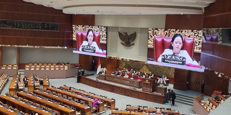 DPR RI terima PPh 21 dan berbagai fasilitas negara yang dinilai merugikan rakyat.