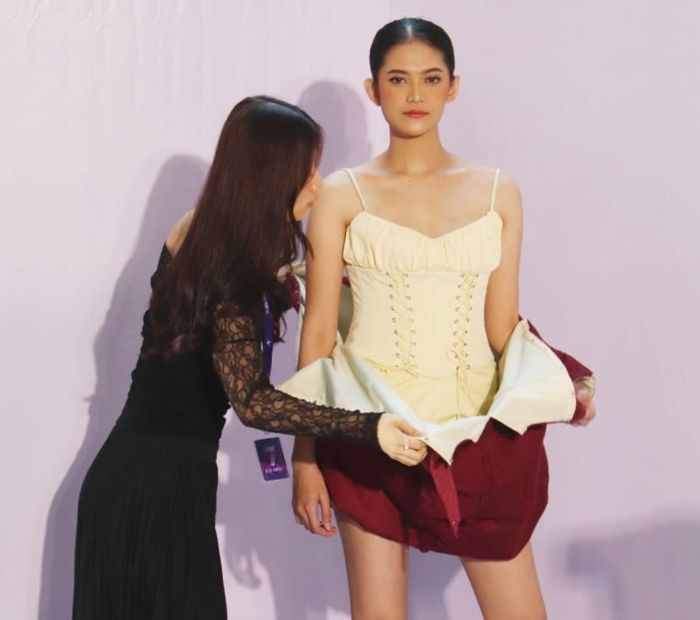 DUA LOOK: Erica Christian menunjukkan koleksi busananya yang menampilkan dua look atau tampilan dalam satu busana, dalam peragaan busana sebagai tugas akhirnya.