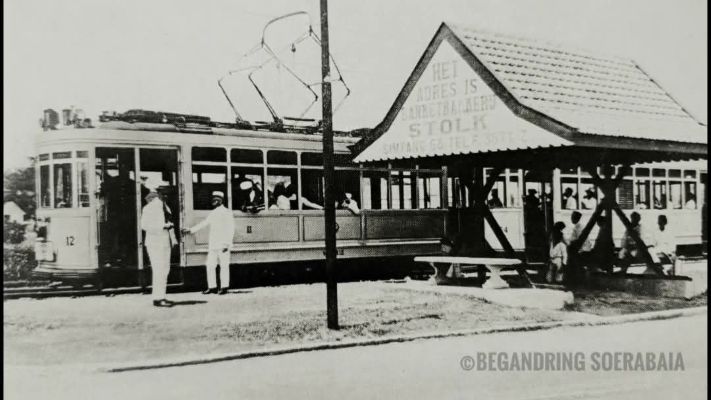 TRANSPORTASI: Trem listrik berhenti di Anita Boulevard atau kini kawasan perempatan Jalan Darmo-Jalan Dr Soetomo Surabaya.