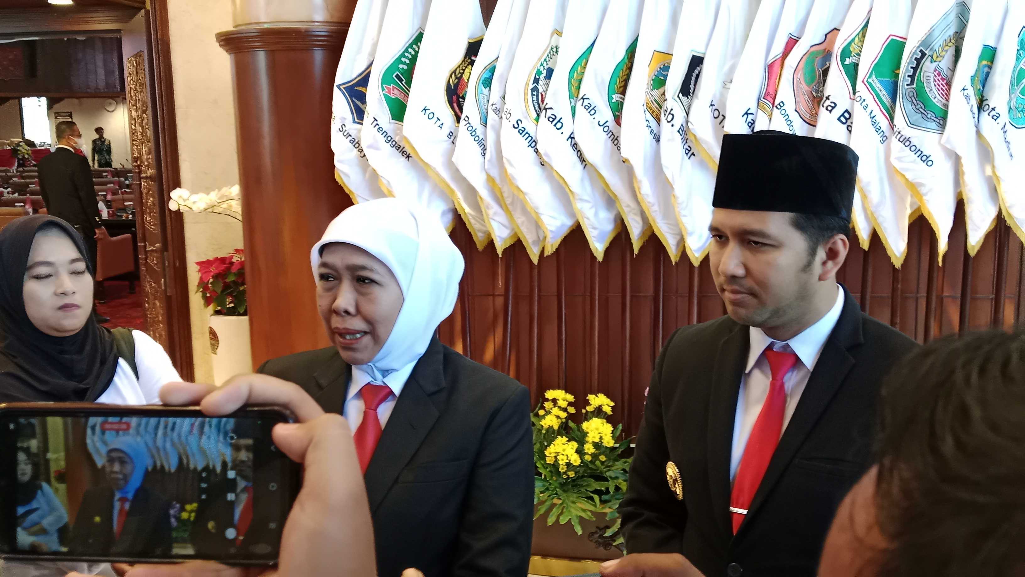 Gubernur Jawa Timur Khofifah Indar Parawansa memberikan keterangan kepada wartawan. (IST)
