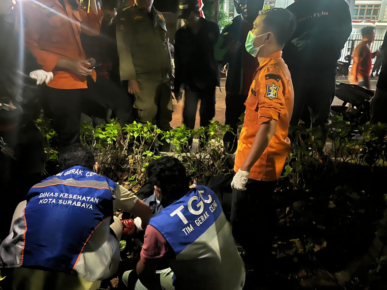 EVAKUASI: Kecelakaan di Jalan Diponegoro, Surabaya, mengakibatkan satu orang meninggal. Diduga karena pengendara Vespa melanggar rambu putar balik. (IST/RADAR SURABAYA)