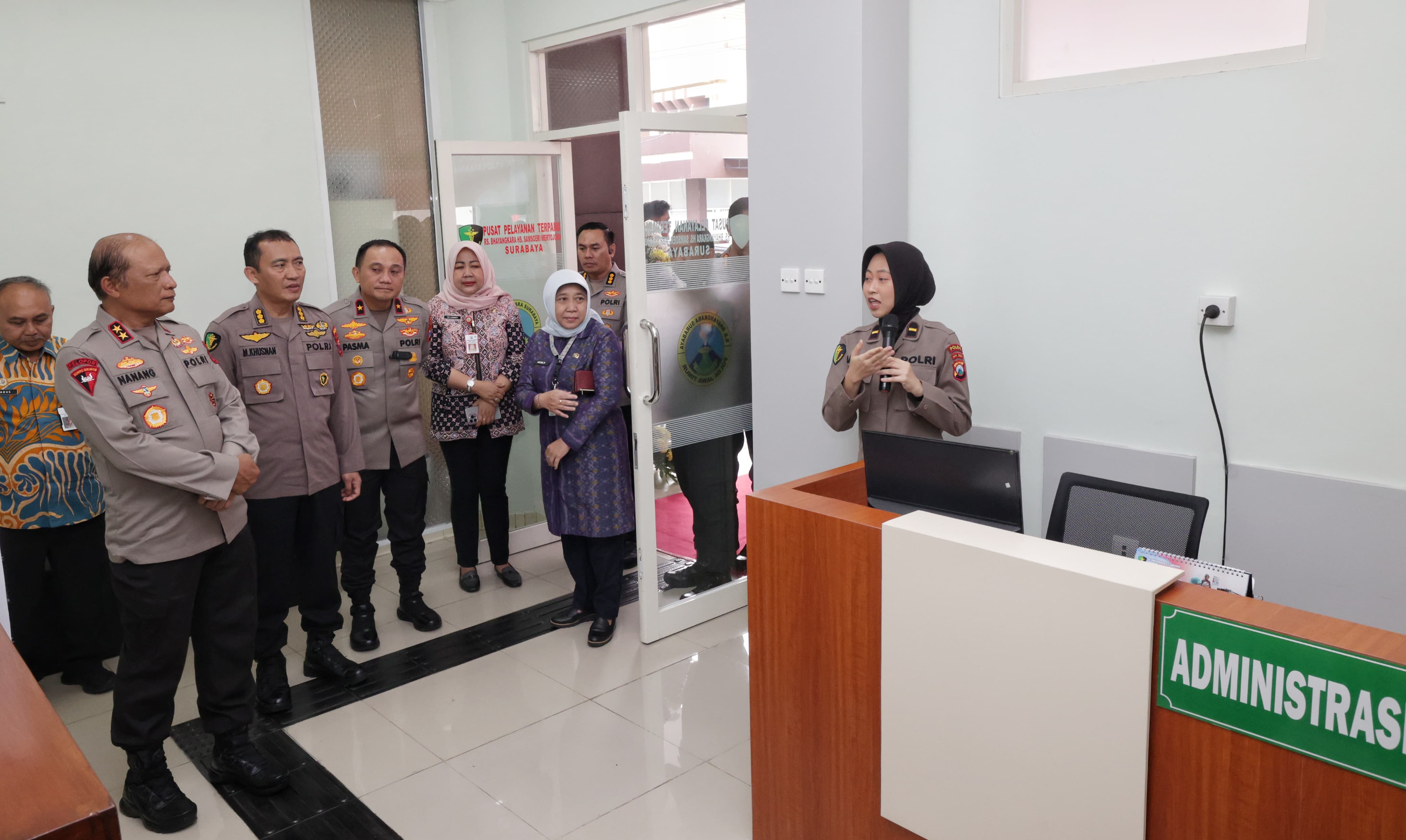MELIHAT LANGSUNG: Kapolda dan Wakapolda Jatim saat melihat langsung ruang instalasi PPT di RS Bhayangkara Polda Jatim, Surabaya.(IST/RADAR SURABAYA)