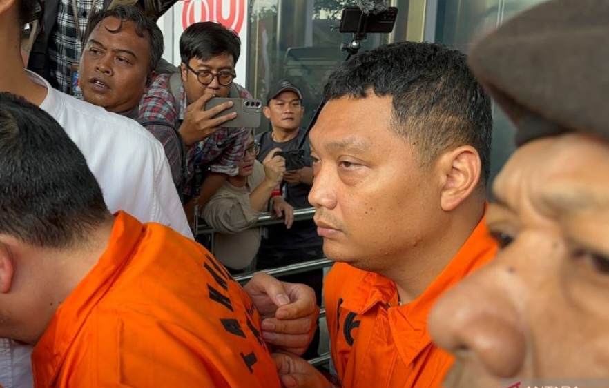 Irvian Bobby Mahendro (kanan) saat berjalan menuju mobil tahanan di Gedung Merah Putih KPK, Jakarta, Jumat (22/8/2025). ANTARA/Rio Feisal.