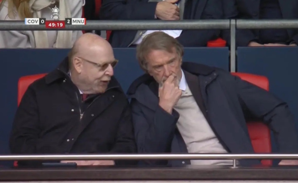 Sir Jim Ratcliffe bersama Avram Glazer saat menonton laga Manchester United.
