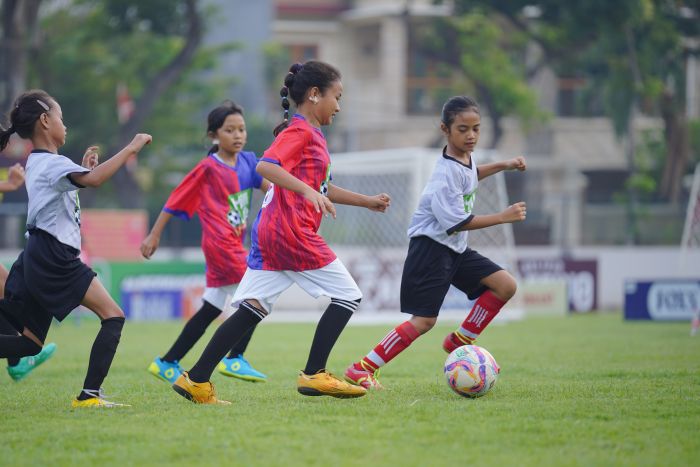 BEREBUT: Para siswi unjuk kebolehan mengolah bola di lapangan dalam ajang MLSC Surabaya Seri 1 2025-2026 di Stadion Brawijaya dan Stadion Bogowonto, Surabaya, 19-24 Agustus 2025.