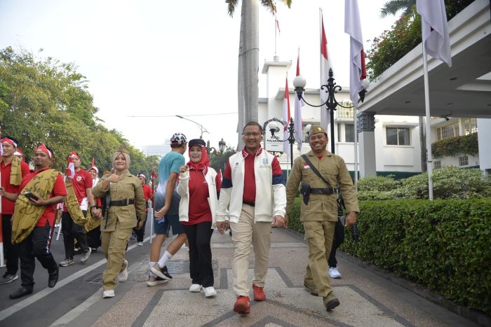 JALAN KEMERDEKAAN: Aries Agung Paewai dan ASN Dindik Jatim mengikuti kegiatan puncak peringatan HUT Kemerdekaan Republik Indonesia ke-80, di kantor Dinas Pendidikan Provinsi Jatim, Jumat (22/8).