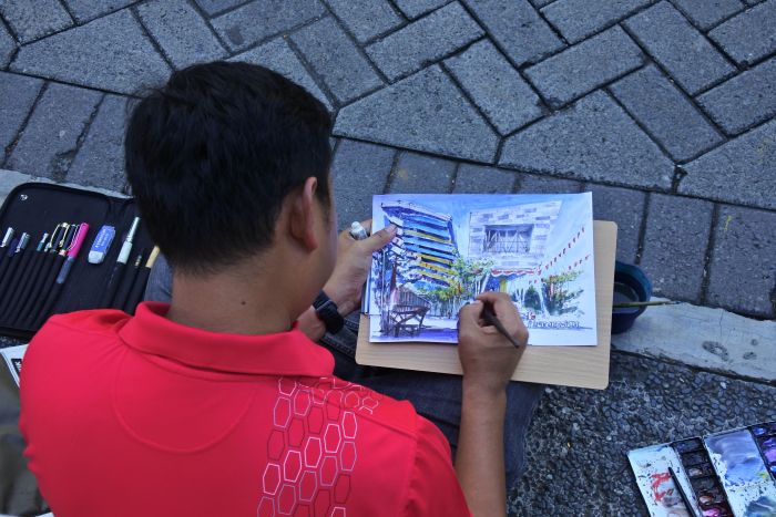BERKARYA DI TENGAH AI: Para mahasiswa PCU Surabaya saat mengikuti sketsa bersama di Selasar Gedung Q, Kampus Timur PCU, Sabtu (23/8)