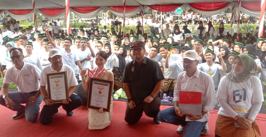 REKOR MURI: Fakultas Teknik Universitas Negeri Surabaya (Unesa) memecahkan Rekor Muri untuk penggunaan tabir surya bagi mahasiswa baru, Jumat (22/8).