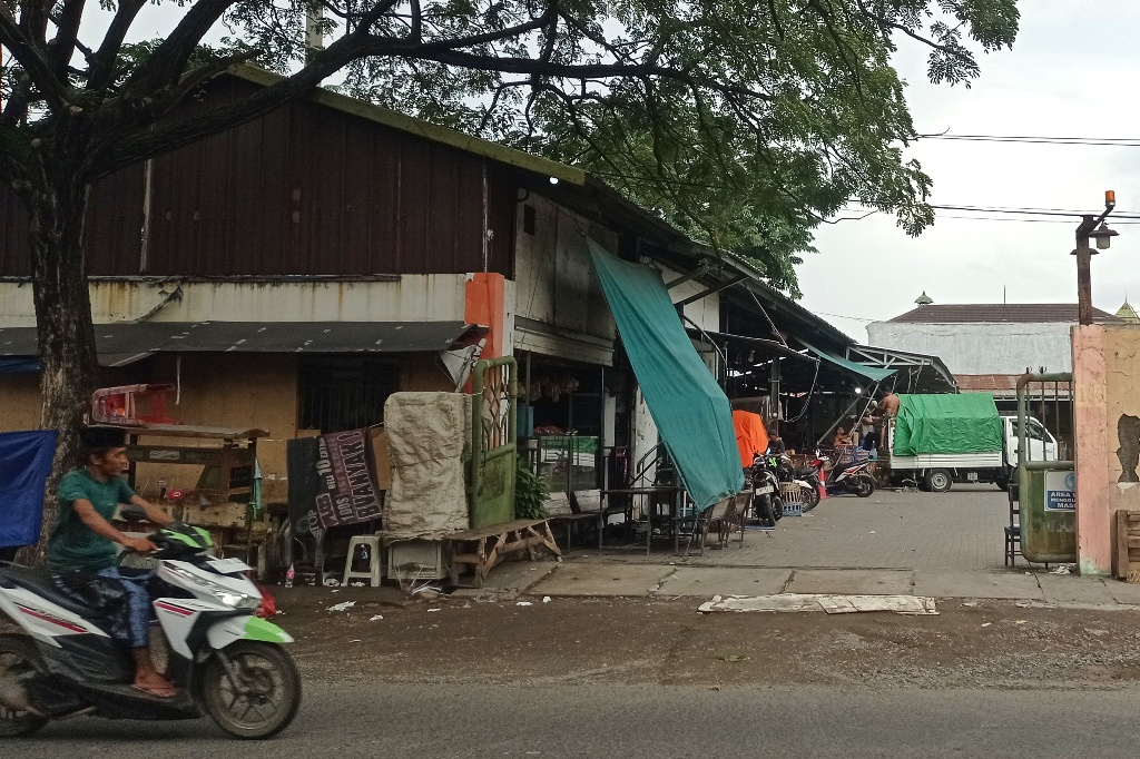 Kondisi pasar buah di Tanjungsari Surabaya. (SURYANTO/RADAR SURABAYA)
