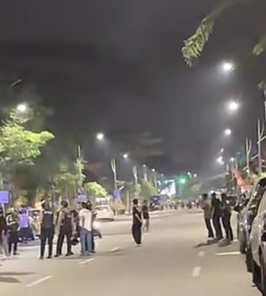 Tegang : Ratusan aparat kepolisian dikerahkan untuk mendamaikan dua kelompok terlibat tawuran di Jalan Embong Malang.