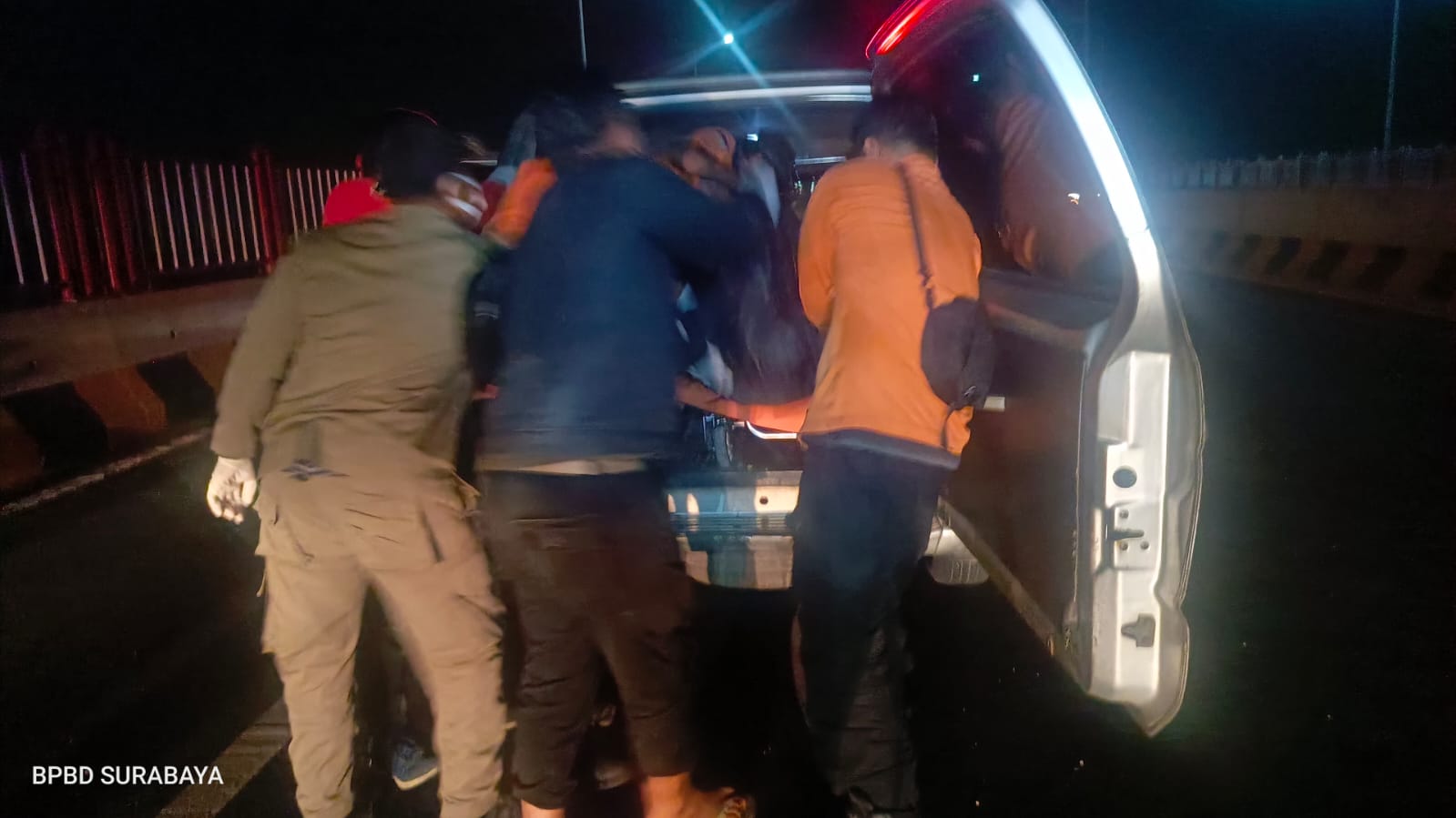 EVAKUASI: Petugas saat mengevakuasi jenazah pengendara motor yang ditemukan meninggal dunia di Jembatan Suramadu sisi Surabaya.(IST/RADAR SURABAYA)