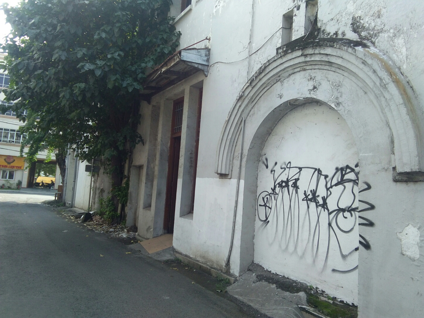 Salah satu tembok bangunan cagar budaya di Jalan Kalimalang Surabaya jadi korban vandalisme. (HUREK/RADAR SURABAYA)