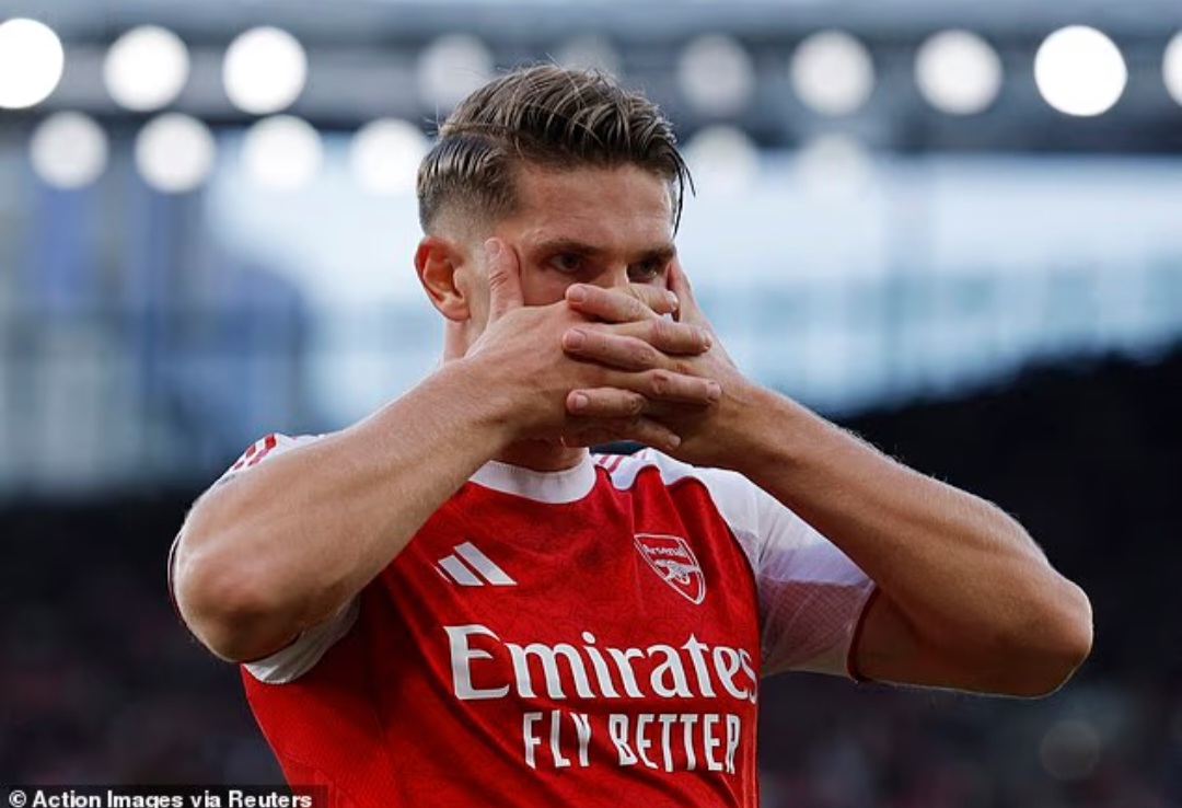 Swlwbrasi Viktor Gyokeres dengan melakukan rutinitas topeng khasnya di Stadion Emirates.